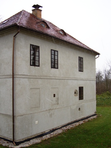 Jihoz�padn� strana tvrze