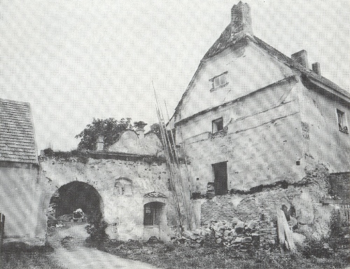 Fotografie brny arelu zmku v Dobri z r. 1984