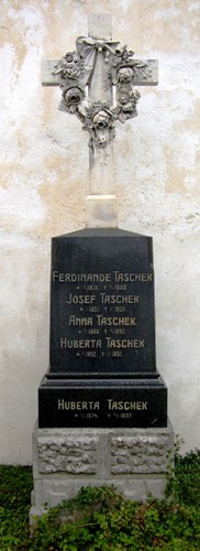 Hrob Taschk na hbitov v Bukovnku