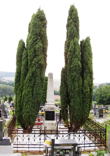 Hrobka Jenk, Krutner a Taschk na hbitov ve Volenicch