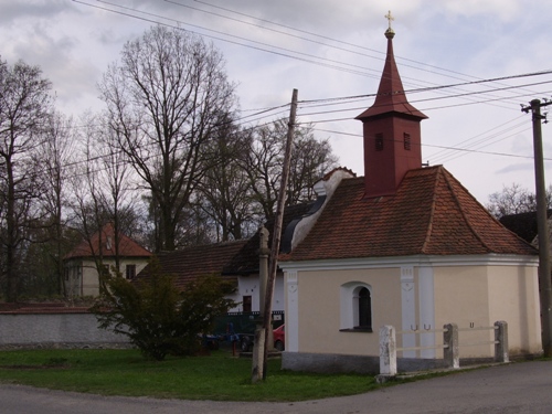 Kaple (vlevo v pozad tvrz)